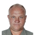 Klausen Porträt eines Mannes mit kurzem Haar und grünem Hemd vor weißem Hintergrund