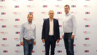 © lvh.apa Drei Männer stehen vor einer Wand mit lvhapa und Generation H Logos