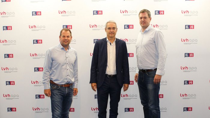 Dieter Steger: una preziosa connessione tra l’economia locale e Roma Tre uomini in piedi davanti a una parete con i loghi lvhapa e Generation H