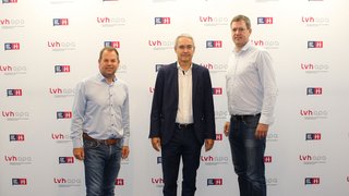 News Tre uomini in piedi davanti a una parete con i loghi lvhapa e Generation H