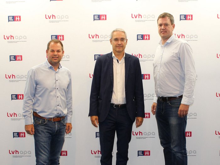 Dieter Steger: una preziosa connessione tra l’economia locale e Roma Tre uomini in piedi davanti a una parete con i loghi lvhapa e Generation H