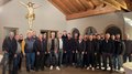 Fritz Ploner nuovo presidente del gruppo edilizia di lvh.apa Foto di gruppo di uomini in una stanza con travi in legno e crocifisso al muro