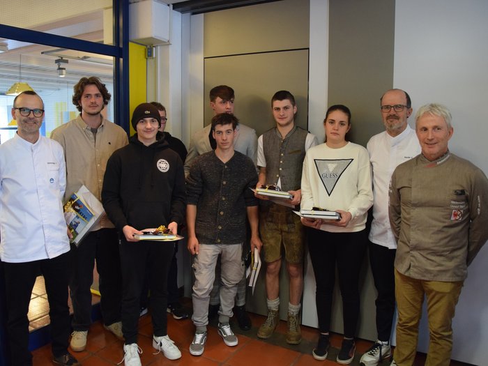 Feierlicher Abschluss im BBZ „Emma Hellenstainer“: Neue Fachkräfte im Konditor-, Bäcker- und Metzgerhandwerk ausgezeichnet Gruppenfoto von Jugendlichen mit Ausbildern in einer Ausbildungseinrichtung