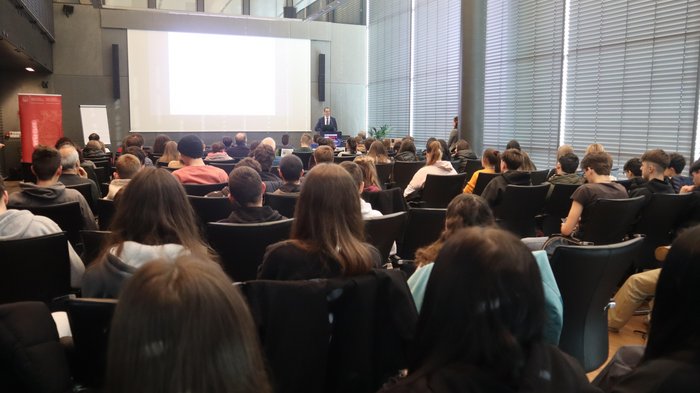 10° Giornata dell’economia per le scuole professionali: un percorso pratico per l’inserimento nel mondo del lavoro Partecipanti ascoltano un relatore in una sala conferenze moderna