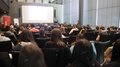10° Giornata dell’economia per le scuole professionali: un percorso pratico per l’inserimento nel mondo del lavoro Partecipanti ascoltano un relatore in una sala conferenze moderna
