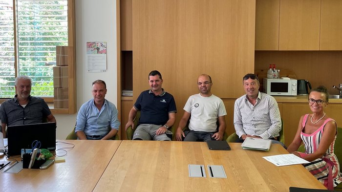 Martin Federspieler, Stefan Leiter, Martin Gebhard, Christian Fischnaller, Walter Pöhl und Zoia Reiterer © lvh.apa Sechs Personen sitzen an einem Holztisch in einem Büro mit Holzverkleidung.