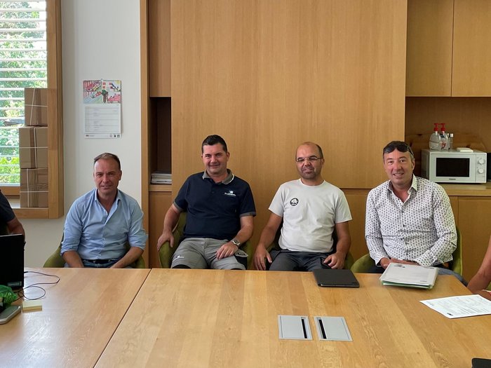 Martin Federspieler, Stefan Leiter, Martin Gebhard, Christian Fischnaller, Walter Pöhl und Zoia Reiterer © lvh.apa Sechs Personen sitzen an einem Holztisch in einem Büro mit Holzverkleidung.