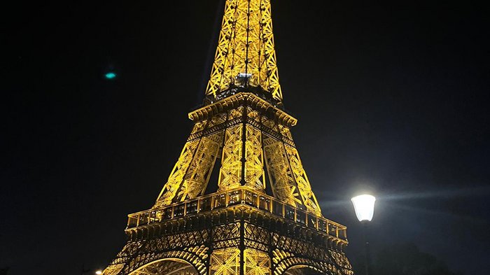 lvh-Seniorinnen und Senioren auf Frühlingsreise: Paris, mon amour! Beleuchteter Eiffelturm bei Nacht in Paris