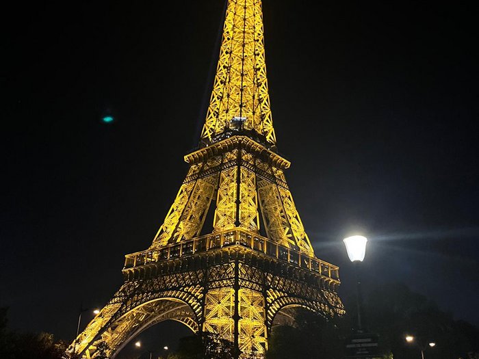 lvh-Seniorinnen und Senioren auf Frühlingsreise: Paris, mon amour! Beleuchteter Eiffelturm bei Nacht in Paris