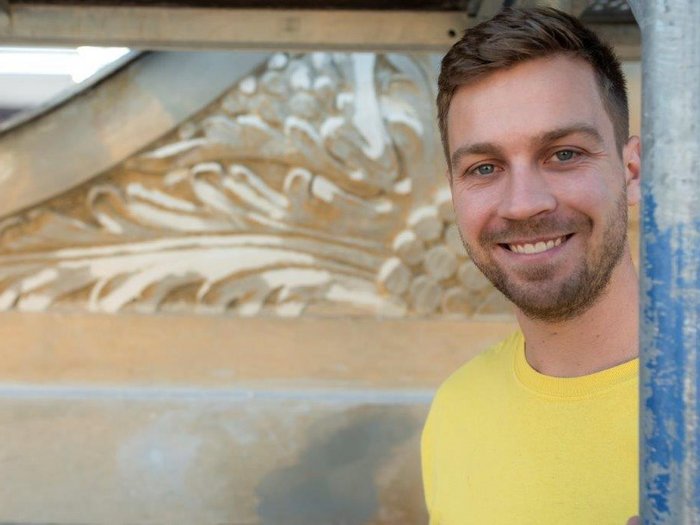 lvh Algund setzt auf Jugendförderung Lächelnder Mann in gelbem Shirt vor dekorativer Wand