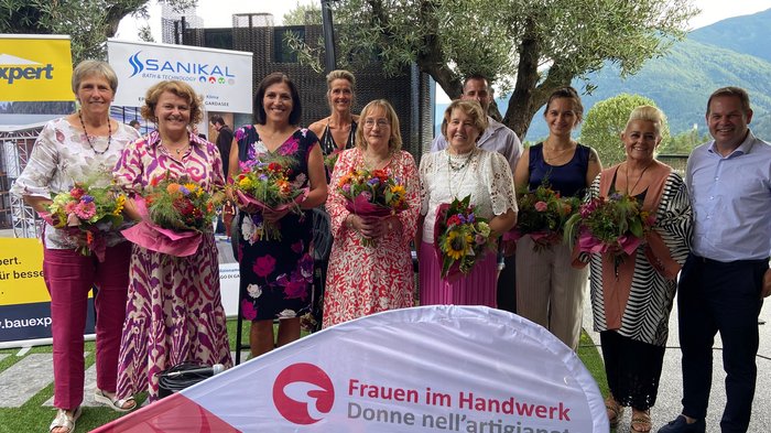 Ricevimento estivo Donne Gruppo di donne con mazzi di fiori a evento per donne nell'artigianato