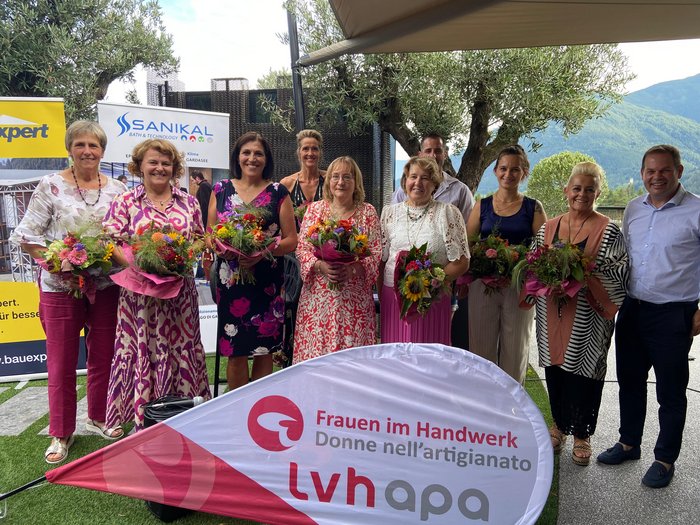 Sommerempfang Frauen Gruppe von Frauen mit Blumensträußen bei Veranstaltung für Frauen im Handwerk