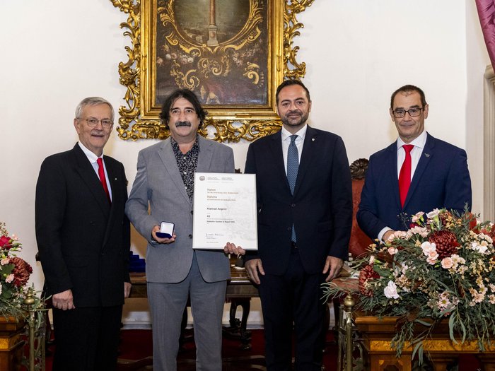 Südtiroler Wirtschaftspreis 2024 Vier Männer bei einer Auszeichnung in elegantem Raum mit Blumen und Gemälde