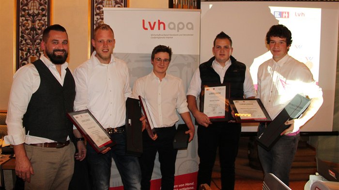 Junges Metzgerhandwerk im Rampenlicht Fünf Männer in weißem Hemd mit Urkunden und Geschenken bei LVH APA Veranstaltung