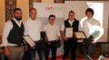 Junges Metzgerhandwerk im Rampenlicht Fünf Männer in weißem Hemd mit Urkunden und Geschenken bei LVH APA Veranstaltung