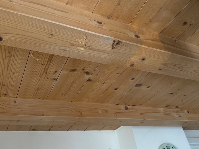 Esplosione in cucina: "È stata la moka" Soffitto in legno con orologio da cucina su muro bianco e kit di fermentazione