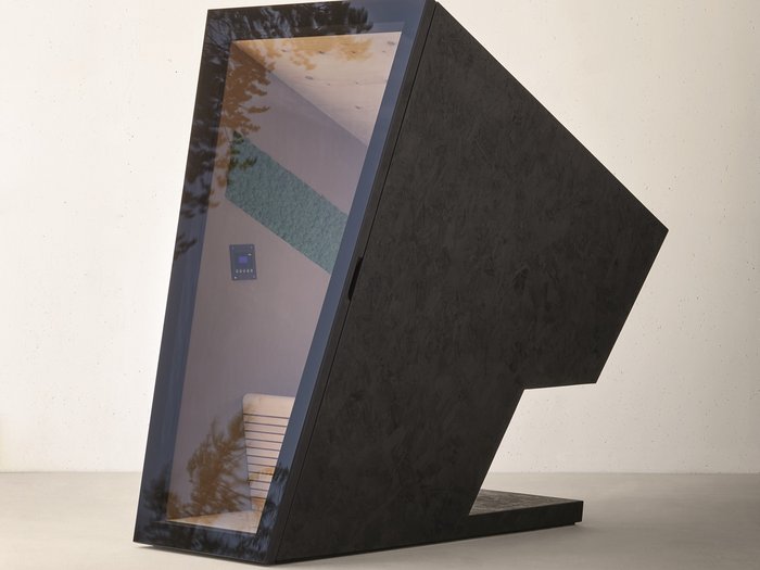 L’artigianato altoatesino al Fuorisalone di Milano Cabina telefonica nera moderna con fronte in vetro in ambiente minimalista