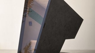 News Moderne schwarze Telefonzelle mit Glasfront in minimalistischer Umgebung