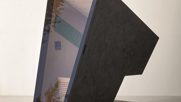 Südtiroler Handwerk auf Fuorisalone Moderne schwarze Telefonzelle mit Glasfront in minimalistischer Umgebung