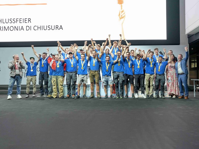 La brillante performance dei giovani in Alto Adige Foto di gruppo dei vincitori della cerimonia di chiusura con medaglie e gesti di gioia