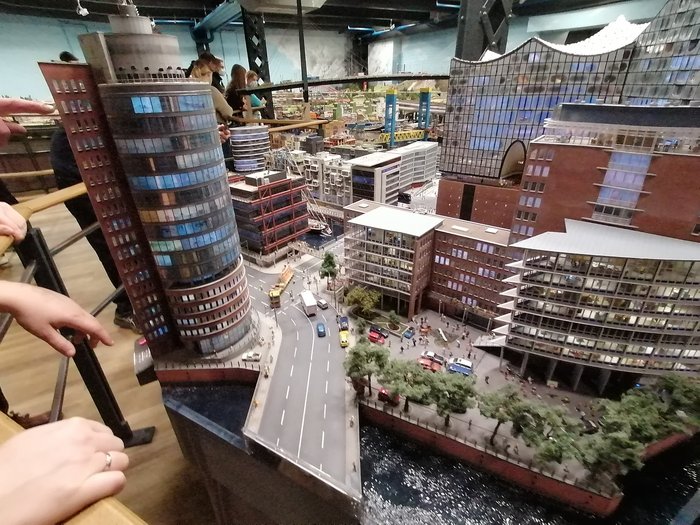 Die Althandwerker besuchen Hamburg Modell einer Stadt mit modernen Gebäuden, Straßen und winzigen Menschen