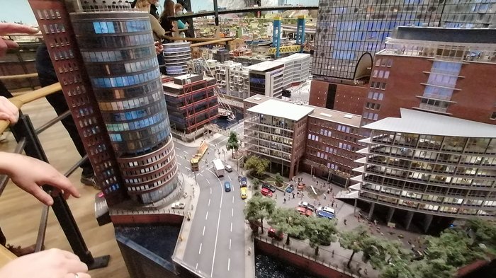 Die Althandwerker besuchen Hamburg Modell einer Stadt mit modernen Gebäuden, Straßen und winzigen Menschen