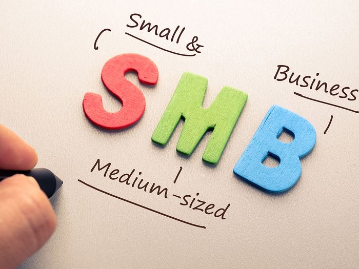 PMI: novità da Bruxelles Lettere colorate SMB con testo scritto a mano su piccole e medie imprese