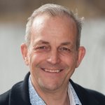 Untervinschgau Porträt eines lächelnden Mannes mittleren Alters vor unscharfem Hintergrund