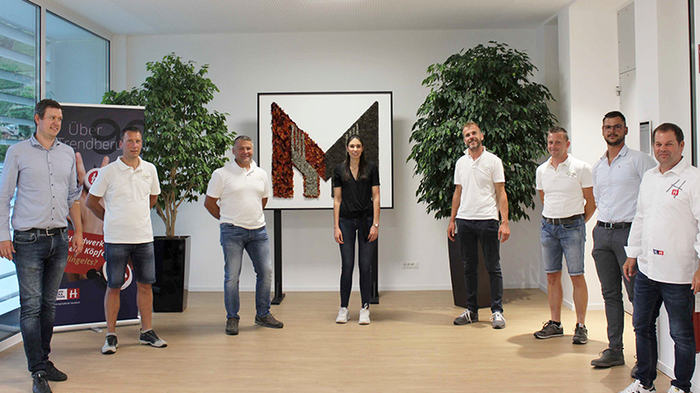 Startschuss für die neue Junghandwerker Ortsgruppe Tschögglberg Gruppenfoto von acht Personen in hellem Büro mit Pflanzen und Kunstwerk