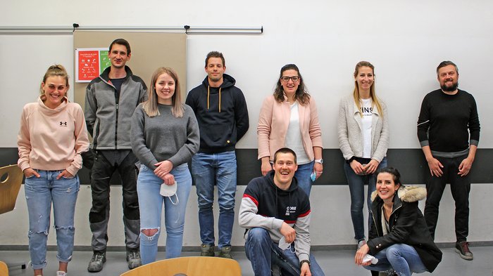 Meisterausbildung: Erfolgreicher Abschluss der neuen Lehrgänge Unternehmensführung im Handwerk Gruppe von neun jungen Erwachsenen, die in einem hellen Raum lächelnd posieren