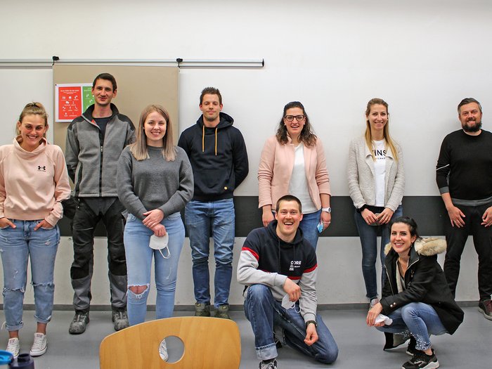 Meisterausbildung: Erfolgreicher Abschluss der neuen Lehrgänge Unternehmensführung im Handwerk Gruppe von neun jungen Erwachsenen, die in einem hellen Raum lächelnd posieren