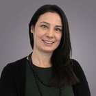 L'intelligenza artificiale nell'artigianato Ritratto di una donna sorridente con capelli scuri su sfondo grigio