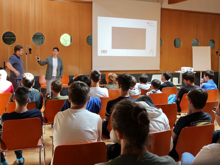 Entscheidung für den richtigen Beruf Mehrere Schüler lauschen einem Vortrag mit Präsentation in einem Klassenraum