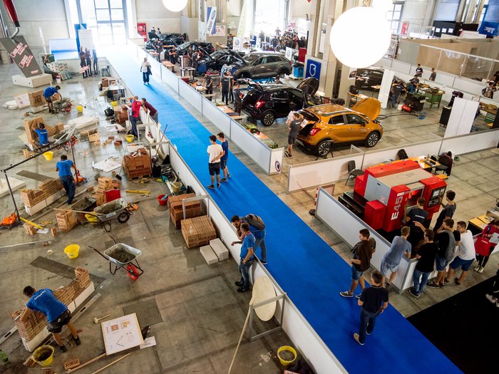 WorldSkills Italy: Das junge Handwerk zu Gast in Bozen Überblick einer Messe mit Baustellensimulation und Autos in einer großen Halle