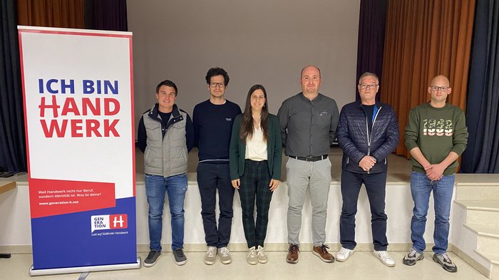 Starkes Handwerk in Auer Sechs Personen stehen neben einem Banner mit dem Schriftzug Ich bin Handwerk