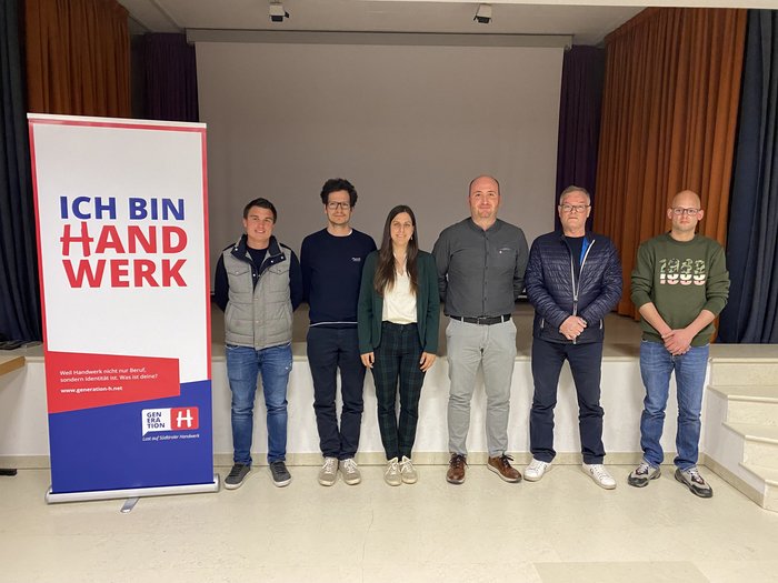 Starkes Handwerk in Auer Sechs Personen stehen neben einem Banner mit dem Schriftzug Ich bin Handwerk