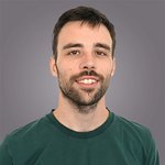 Il team di lvh.apa Primo piano di un giovane uomo sorridente con barba su sfondo grigio