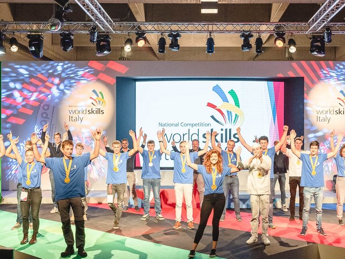 Die WorldSkills Italy-Champions stehen fest Gruppenfoto der Gewinner mit Medaillen bei der WorldSkills Italien Veranstaltung auf der Bühne