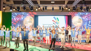 News Gruppenfoto der Gewinner mit Medaillen bei der WorldSkills Italien Veranstaltung auf der Bühne