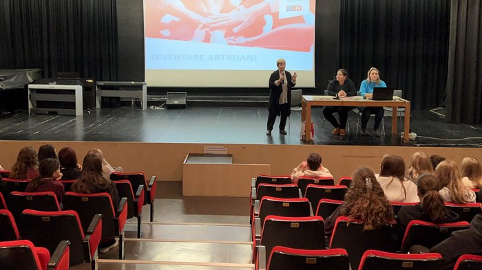La scuola media “Archimede” scopre i mestieri artigianali Conferenza sulla formazione degli artigiani davanti a un pubblico in teatro