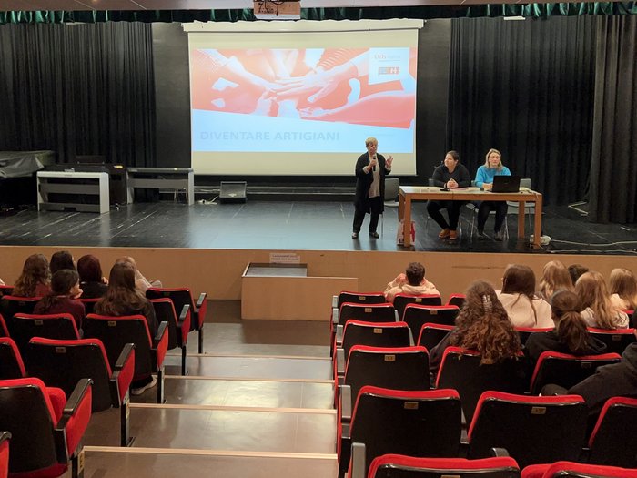 Die Mittelschule „Archimede“ entdeckt die Handwerksberufe Vortrag zur Ausbildung von Handwerkern vor Publikum in einem Theater