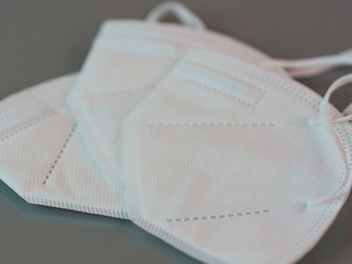 FFP2-Masken für Südtirols Schönheitspfleger Drei weiße FFP2-Masken auf grauem Untergrund