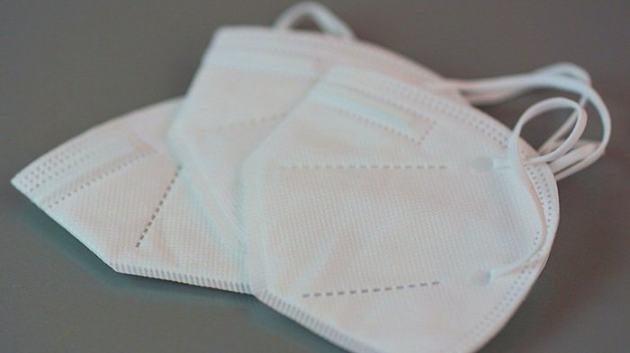 FFP2-Masken für Südtirols Schönheitspfleger Drei weiße FFP2-Masken auf grauem Untergrund