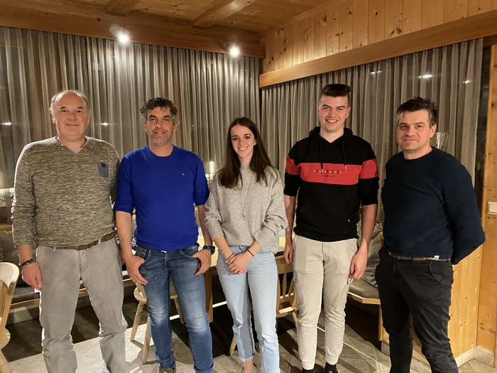 Cambio generazionale nel gruppo comunale lvh.apa di Rodengo: Julian Widmann nuovo presidente Cinque persone sorridenti in piedi davanti a una finestra con tende in una stanza di legno