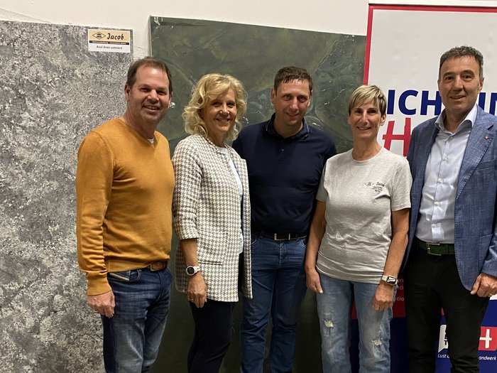 Assemblea del circondario Burgraviato di lvh.apa: artigianato al centro dell’attenzione Cinque persone in posa davanti a lastre di pietra e uno striscione Michelinhot