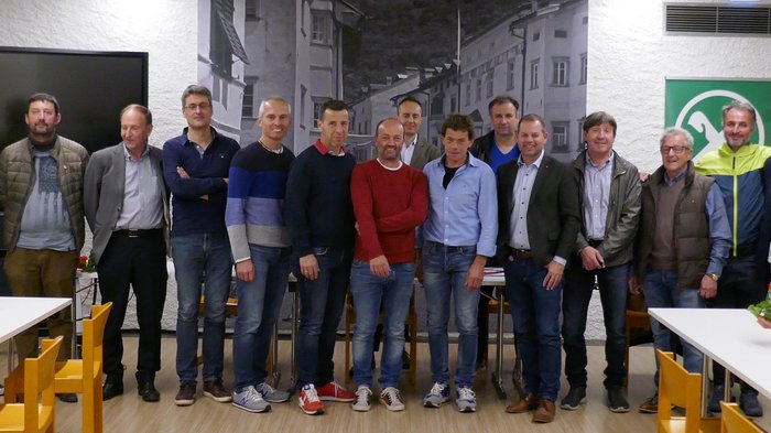 lvh-Neumarkt setzt auf die Jugend Gruppenfoto von 15 Männern in einem Raum mit Tischen und Stühlen