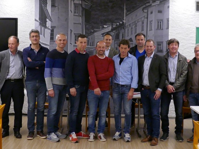 lvh-Neumarkt setzt auf die Jugend Gruppenfoto von 15 Männern in einem Raum mit Tischen und Stühlen