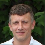 Burggrafenamt Porträt eines Mannes vor grünen Blättern