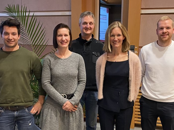 Frigoristi: una serie di riconoscimenti meritati Cinque persone sorridenti in piedi fianco a fianco in un ambiente interno