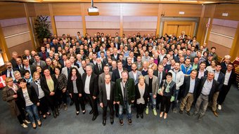 Veranstaltungen Große Gruppe von Menschen in einem Konferenzraum, Blick von oben